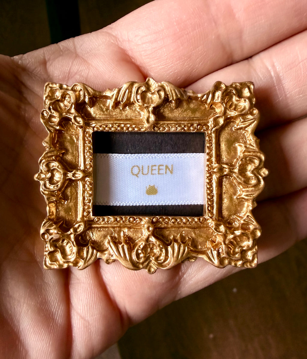 Ribbon wisdom in a gold frame